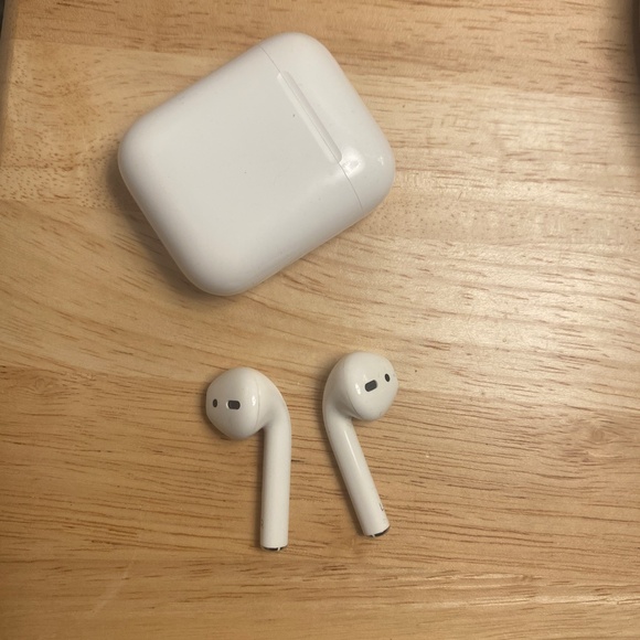 Apple AirPods 2nd Generation new - Picture 6 of 7